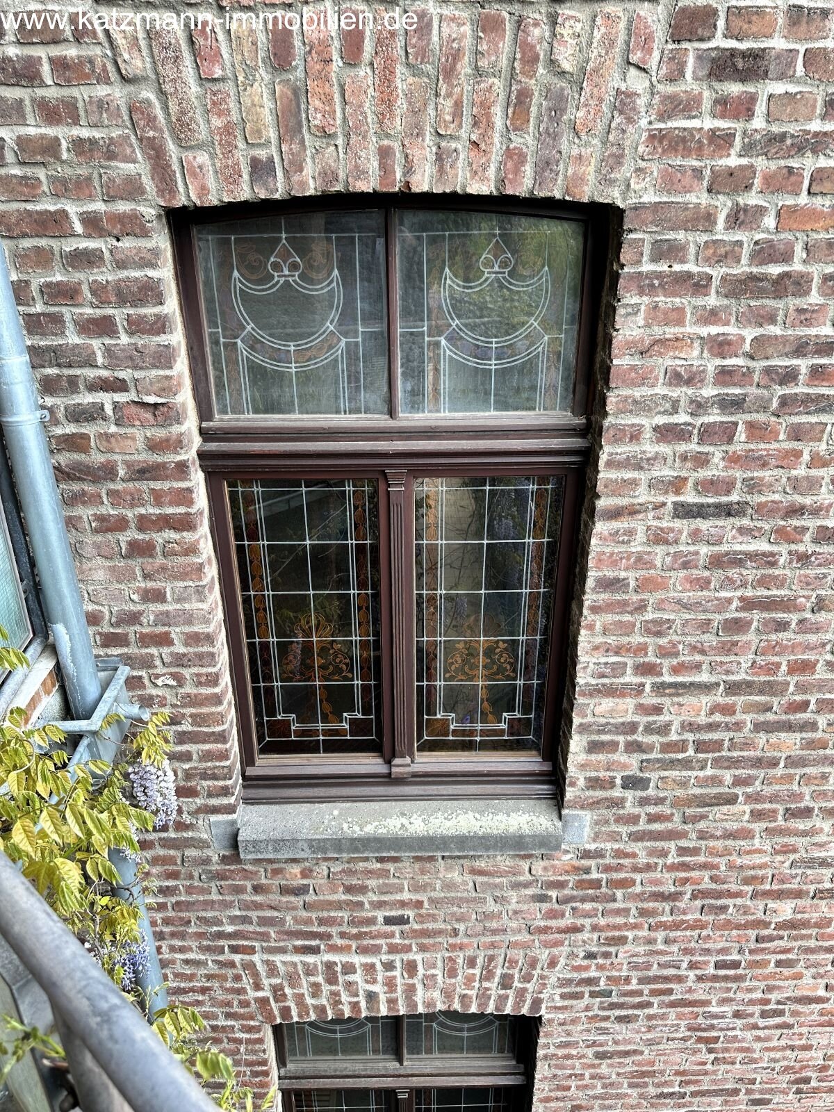 Blick von der Terrasse auf das Treppenhausfenster