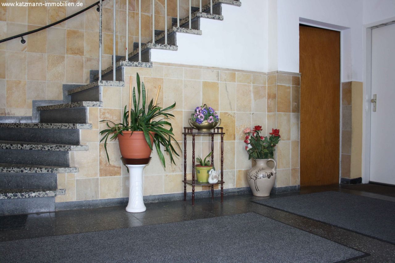 Zentrale Lage - Helle 3-Zimmerwohnung mit Balkon u. Loggia preisgünstig zu verkaufen 