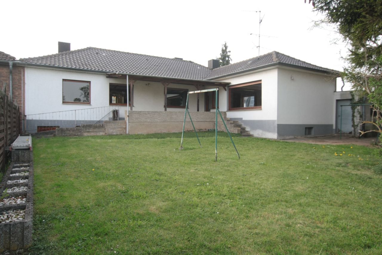 Schöner Walmdachbungalow mit Garage, riesigem Grundstück und interessanter Option in bester Lage zu verkaufen  