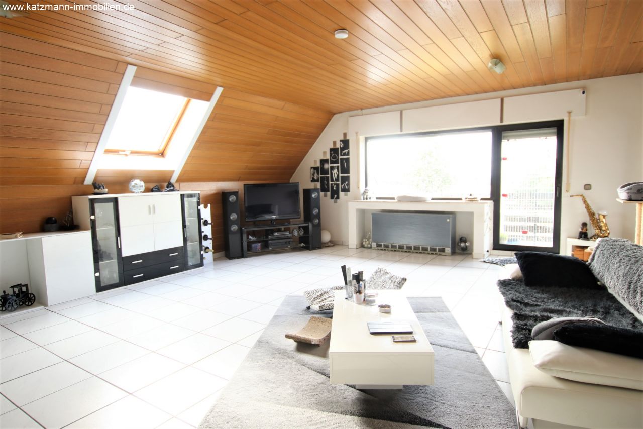 Wohnen, Arbeiten, Gewerbe, Mehrgenerationen? Großes 1-2 Familienhaus mit zusätzl. Anbauten u. langer Garage zu verkaufen! 