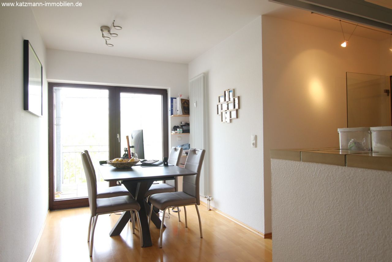 Äußerst schicke 2,5 -Zimmer-Wohnung mit Südterrasse u. Balkon, inkl. Stellplatz in Top-Lage zu verkaufen 