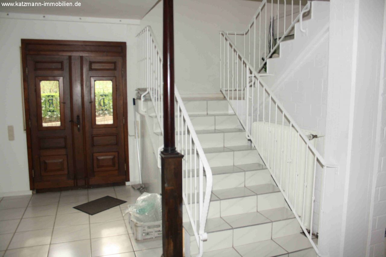 TOP-Sanierte und anspruchsvolle Gewerbeeinheit mit großen Schaufensterfronten in guter u. sichtbarer Lage zu vermieten!