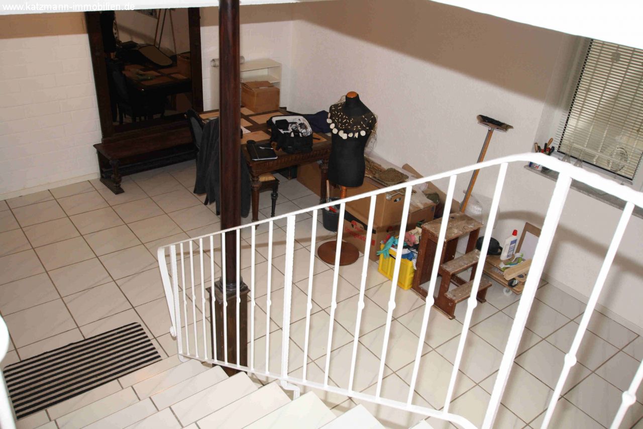 TOP-Sanierte und anspruchsvolle Gewerbeeinheit mit großen Schaufensterfronten in guter u. sichtbarer Lage zu vermieten!