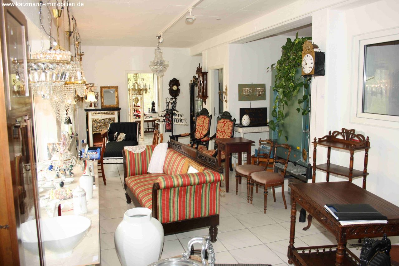 TOP-Sanierte und anspruchsvolle Gewerbeeinheit mit großen Schaufensterfronten in guter u. sichtbarer Lage zu vermieten!