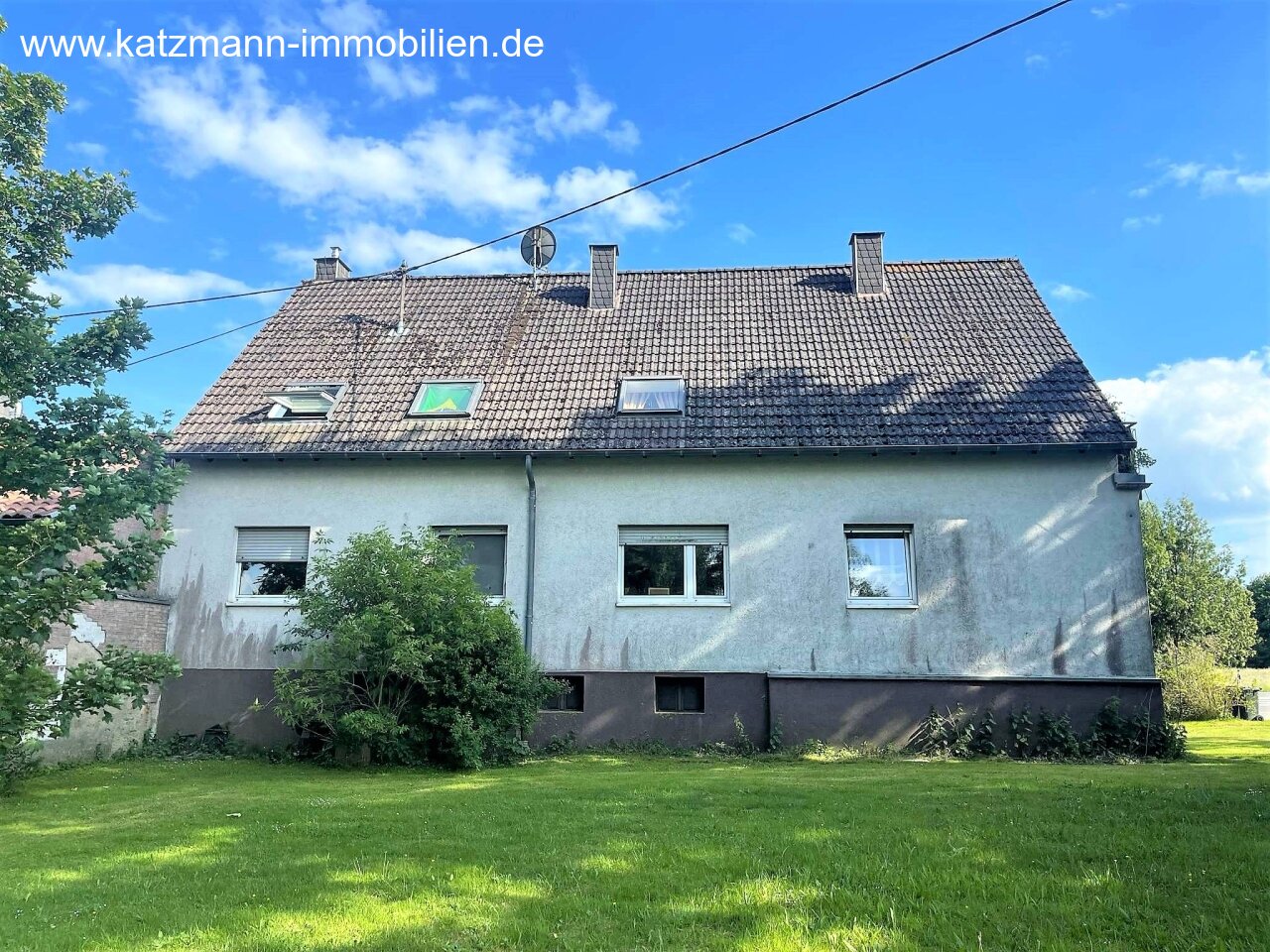 Solides Wohnhaus mit 4 Wohneinheiten, Keller und großem Grundstück in verkehrsgünstiger Lage zu verkaufen 