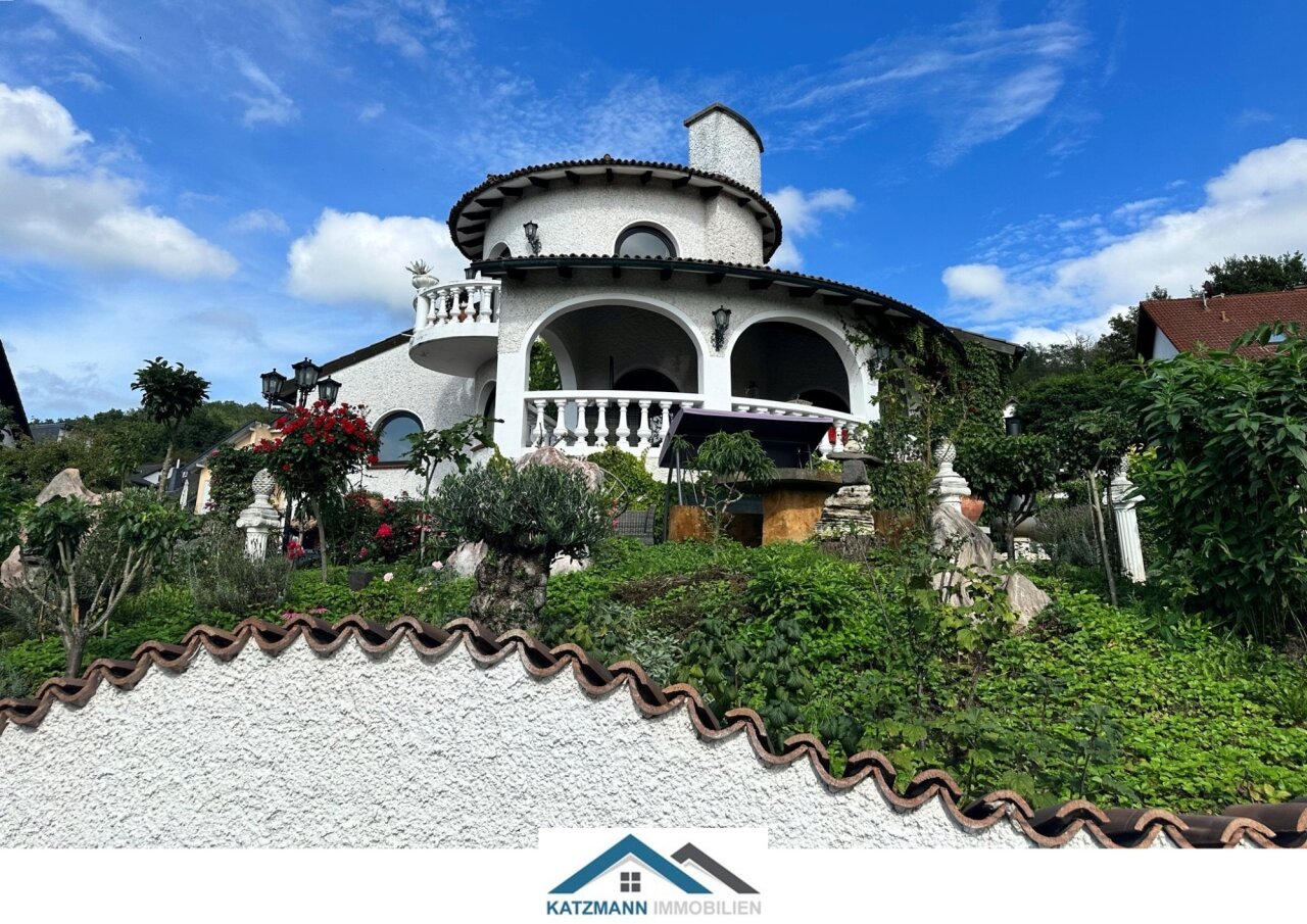 Exklusive TV Villa im mallorquinischen Stil mit Blick auf Rheinebene zu verkaufen! 
