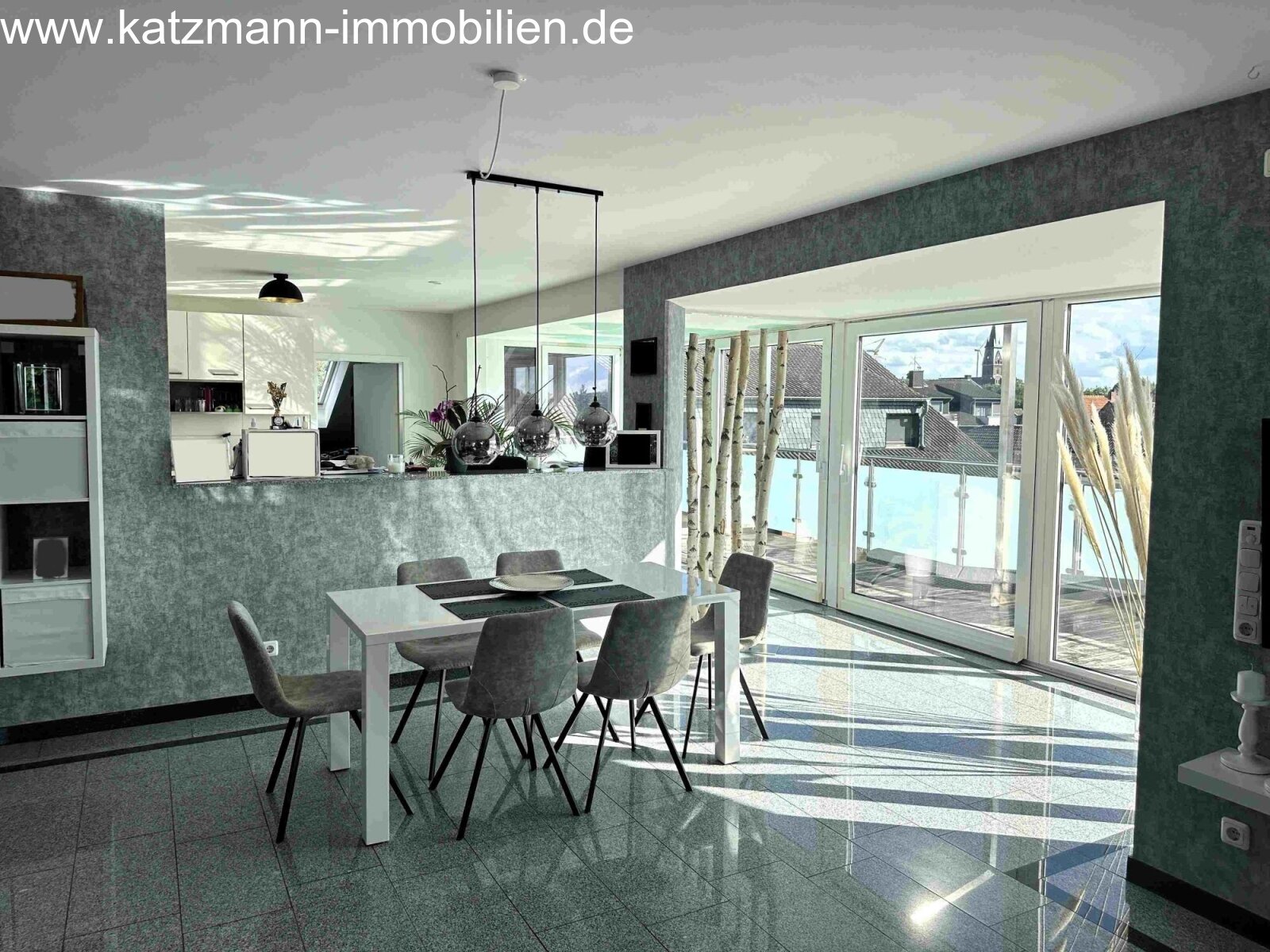 Repräsentative DG-Wohnung zu vermieten, Balkon, Garage, Nolte-Küche inklusive 