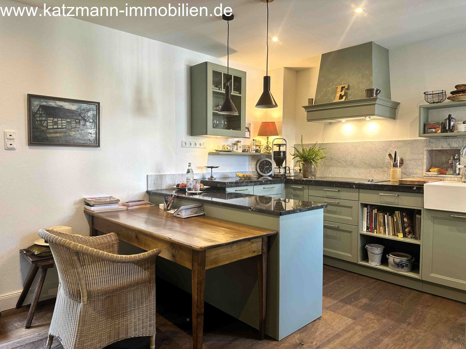 2 Häuser: Repräsentatives Wohnhaus, Ferienwohnung, Arztpraxis u. Doppelgarage (ca. 571 m² WFL/NFL) zu verkaufen