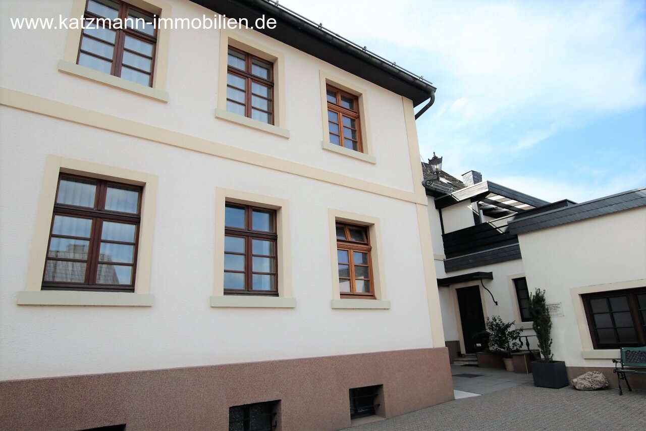 Eingerichtete Praxis und repräsentatives Wohnhaus im Ortskern zu verkaufen