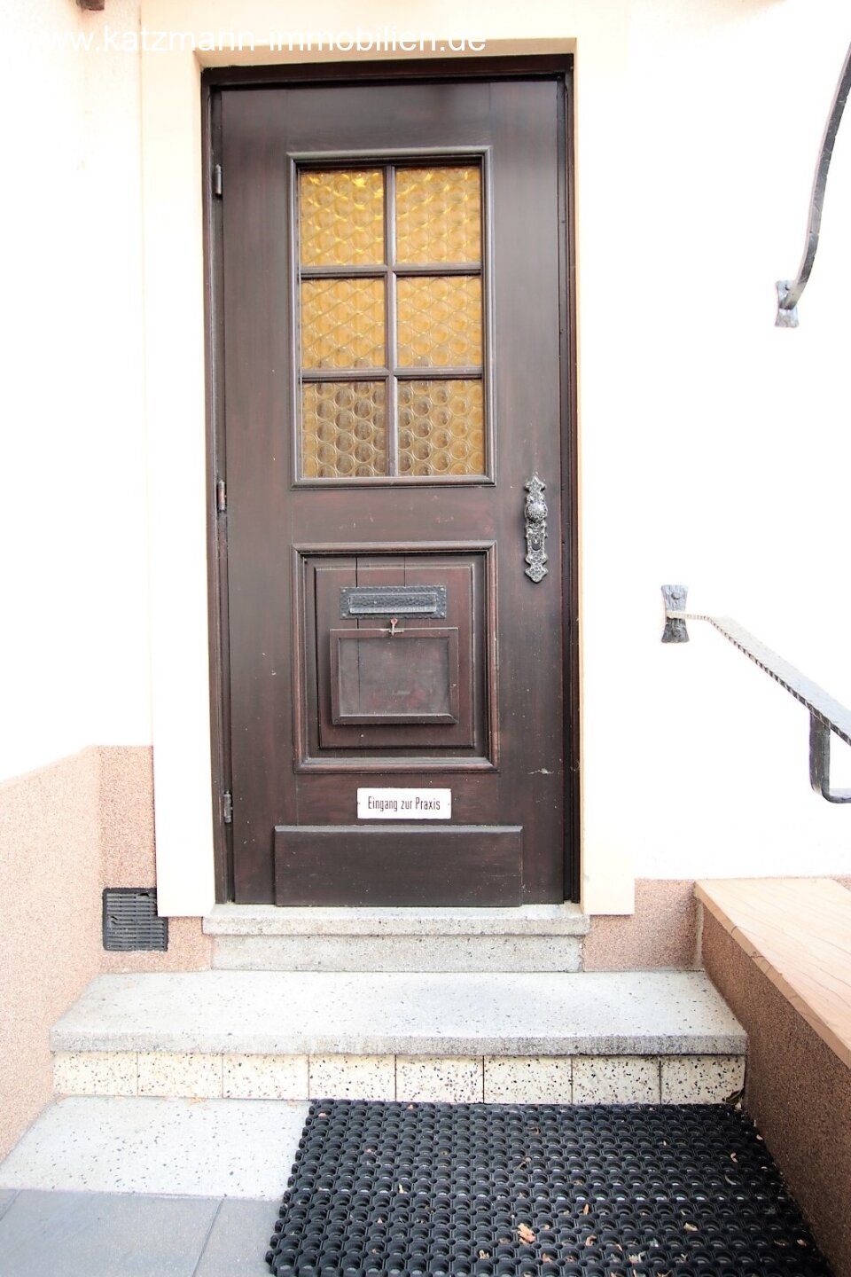 Eingerichtete Praxis und repräsentatives Wohnhaus im Ortskern zu verkaufen