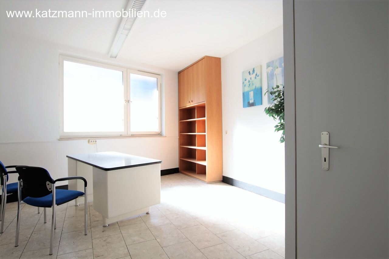 Eingerichtete Praxis und repräsentatives Wohnhaus im Ortskern zu verkaufen