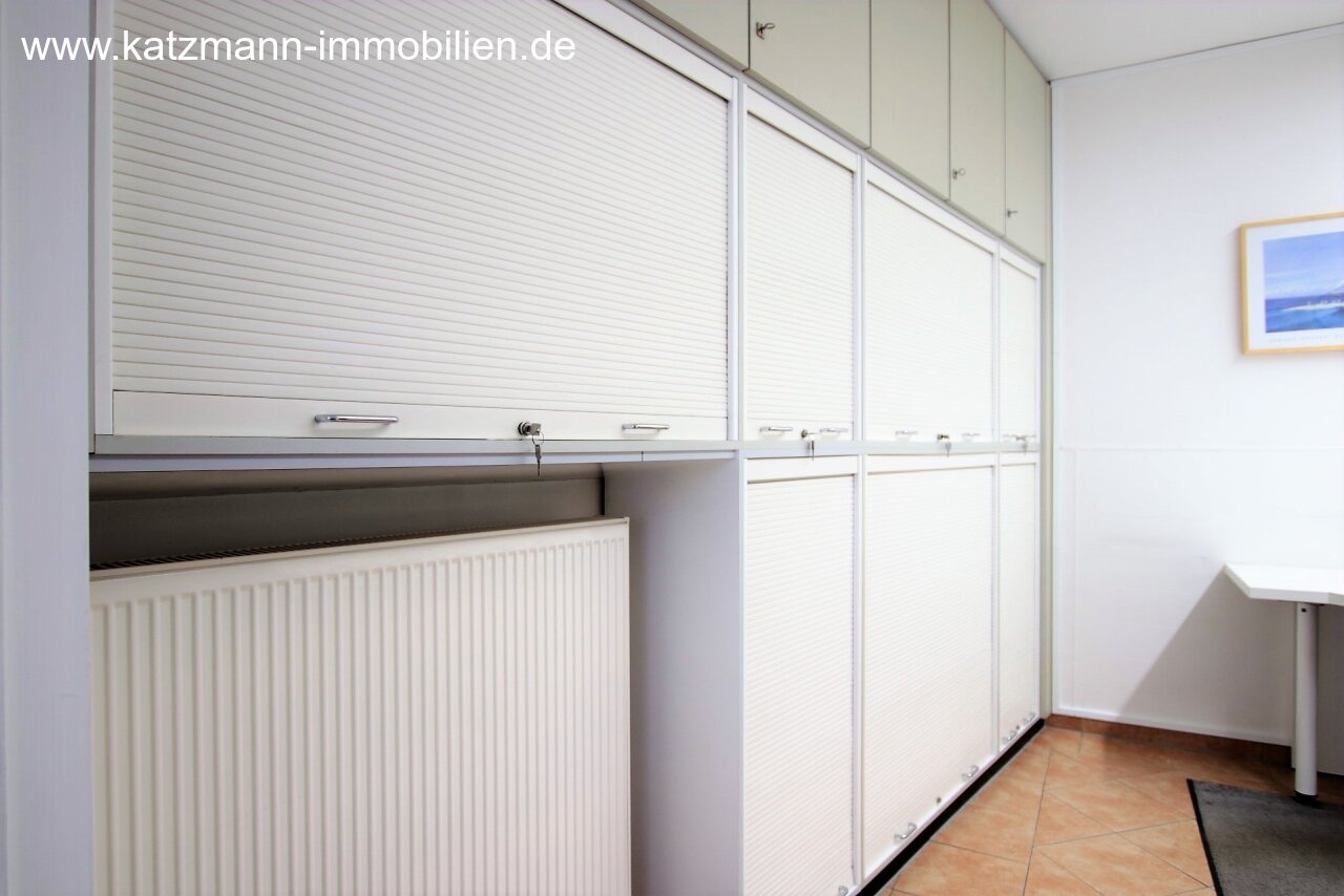 Eingerichtete Praxis und repräsentatives Wohnhaus im Ortskern zu verkaufen