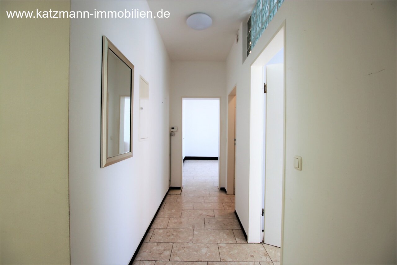 Eingerichtete Praxis und repräsentatives Wohnhaus im Ortskern zu verkaufen