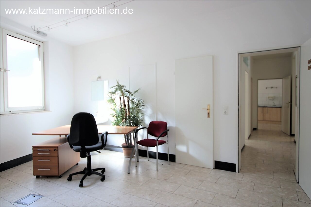 Eingerichtete Praxis und repräsentatives Wohnhaus im Ortskern zu verkaufen