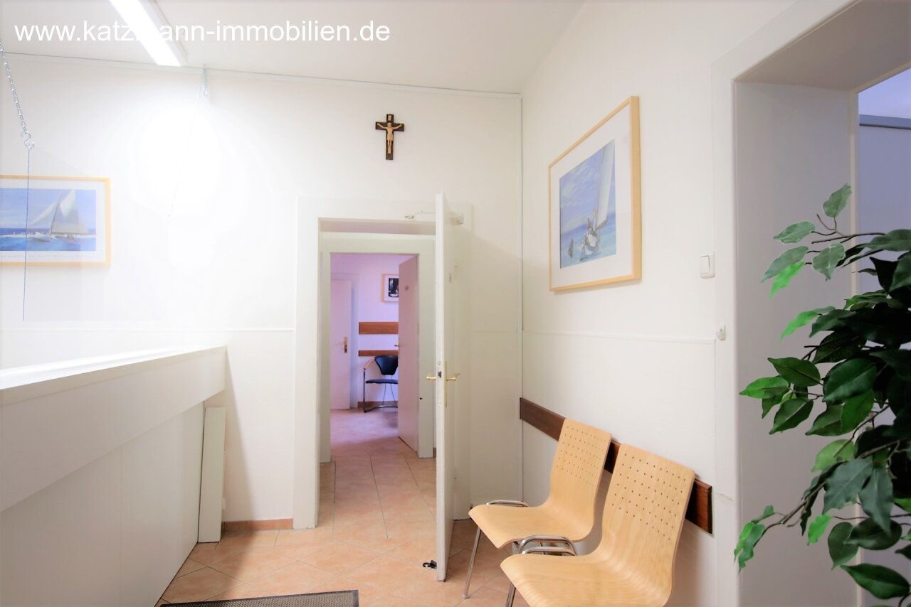 Eingerichtete Praxis und repräsentatives Wohnhaus im Ortskern zu verkaufen