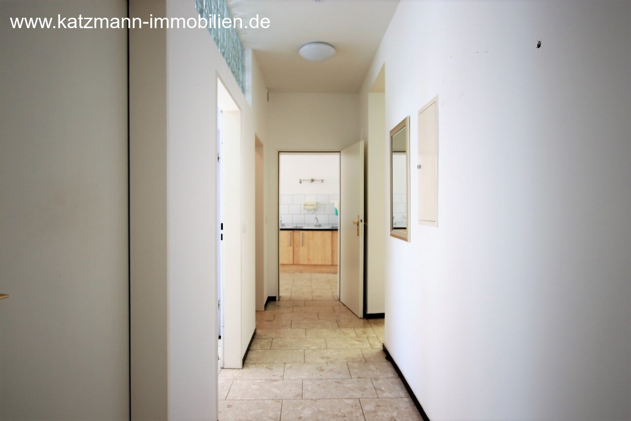 Eingerichtete Praxis und repräsentatives Wohnhaus im Ortskern zu verkaufen