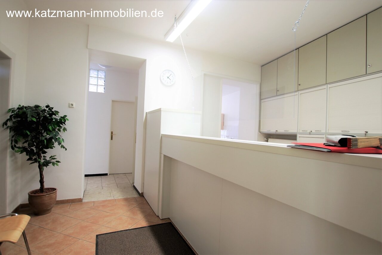 Eingerichtete Praxis und repräsentatives Wohnhaus im Ortskern zu verkaufen