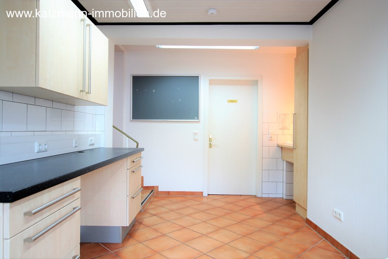 Eingerichtete Praxis und repräsentatives Wohnhaus im Ortskern zu verkaufen