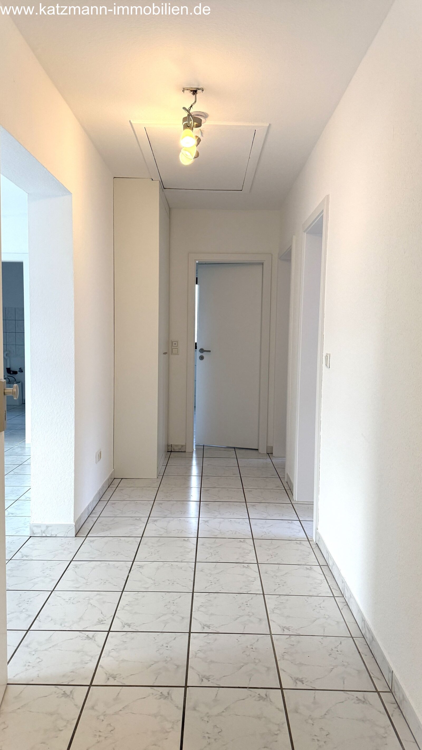 Außergewöhnliche 3-4 Zimmerwohnung zu verkaufen, Dachterrasse, Keller, Dachboden und Stellplatz inklusive