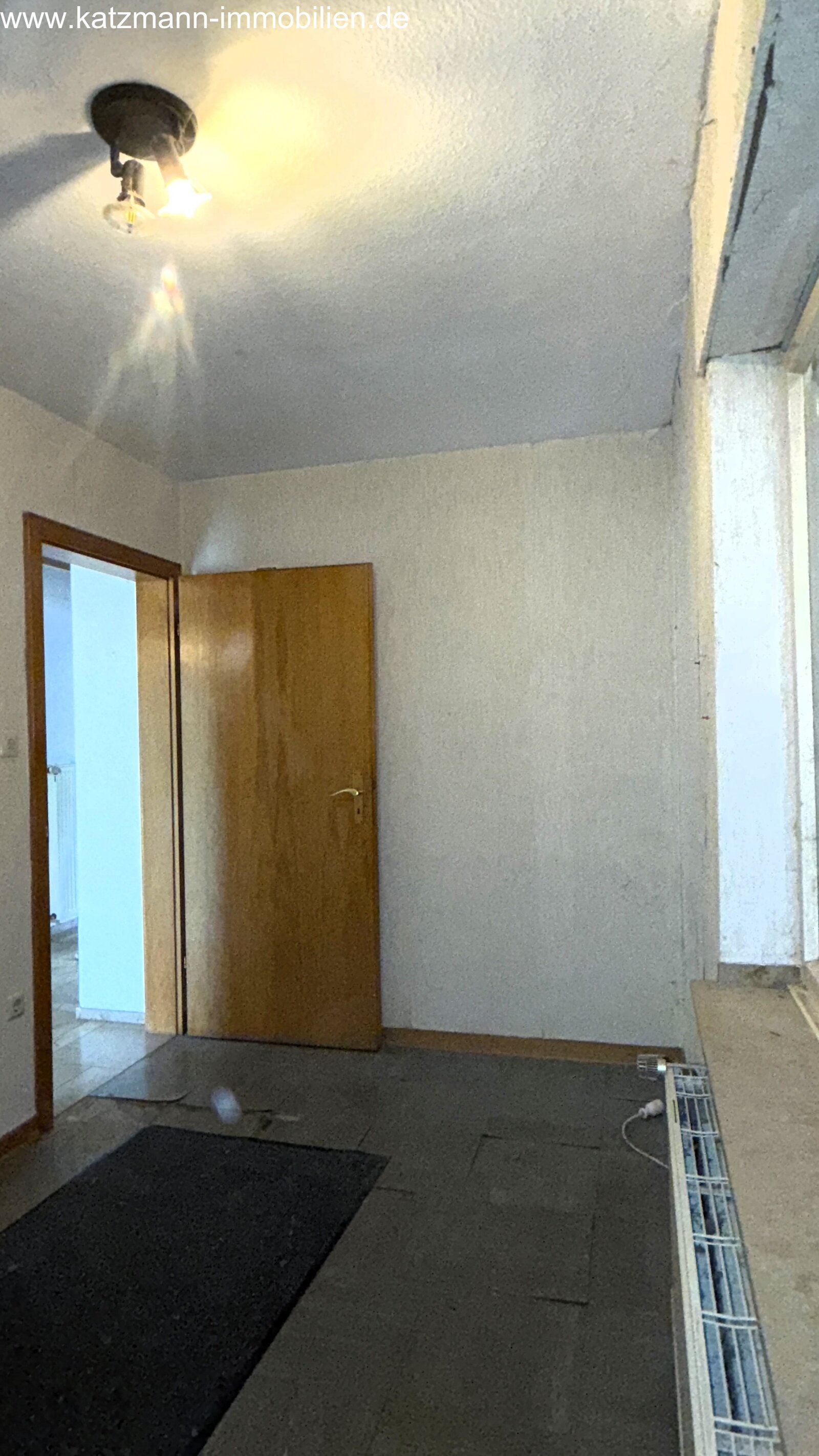 Freistehendes Haus in solider Bauweise, viel Potential u. 687 m² Grundstück zu verkaufen – nur 2 Fußminuten zum Bahnhof