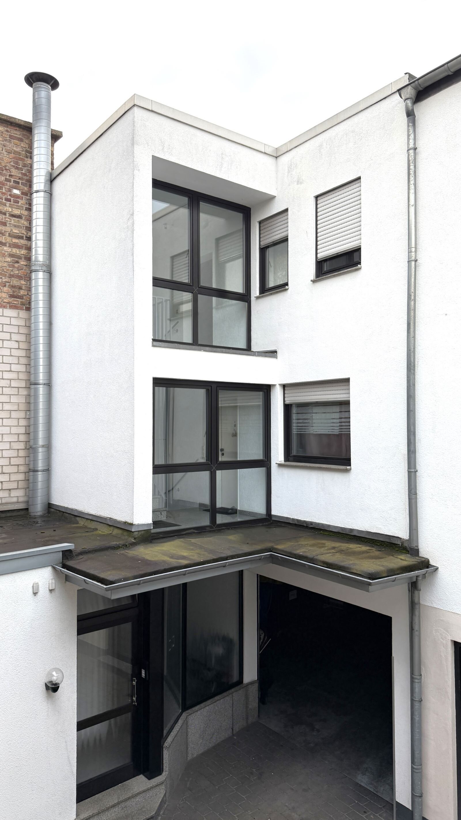 Wohn- und Geschäftshaus mit 7 Wohneinheiten, 1 Gewerbeeinheit, 1 große und 1 kleine Halle in Zentrumnähe von Lechenich zu verkaufen