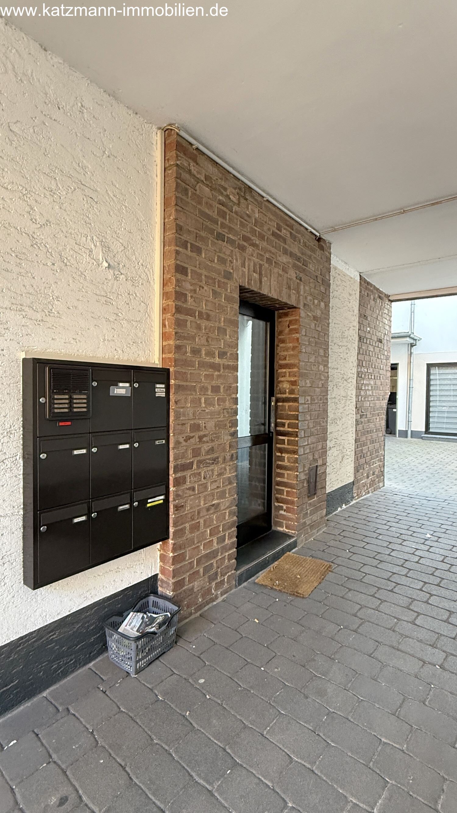 Wohn- und Geschäftshaus mit 7 Wohneinheiten, 1 Gewerbeeinheit, 1 große und 1 kleine Halle in Zentrumnähe von Lechenich zu verkaufen