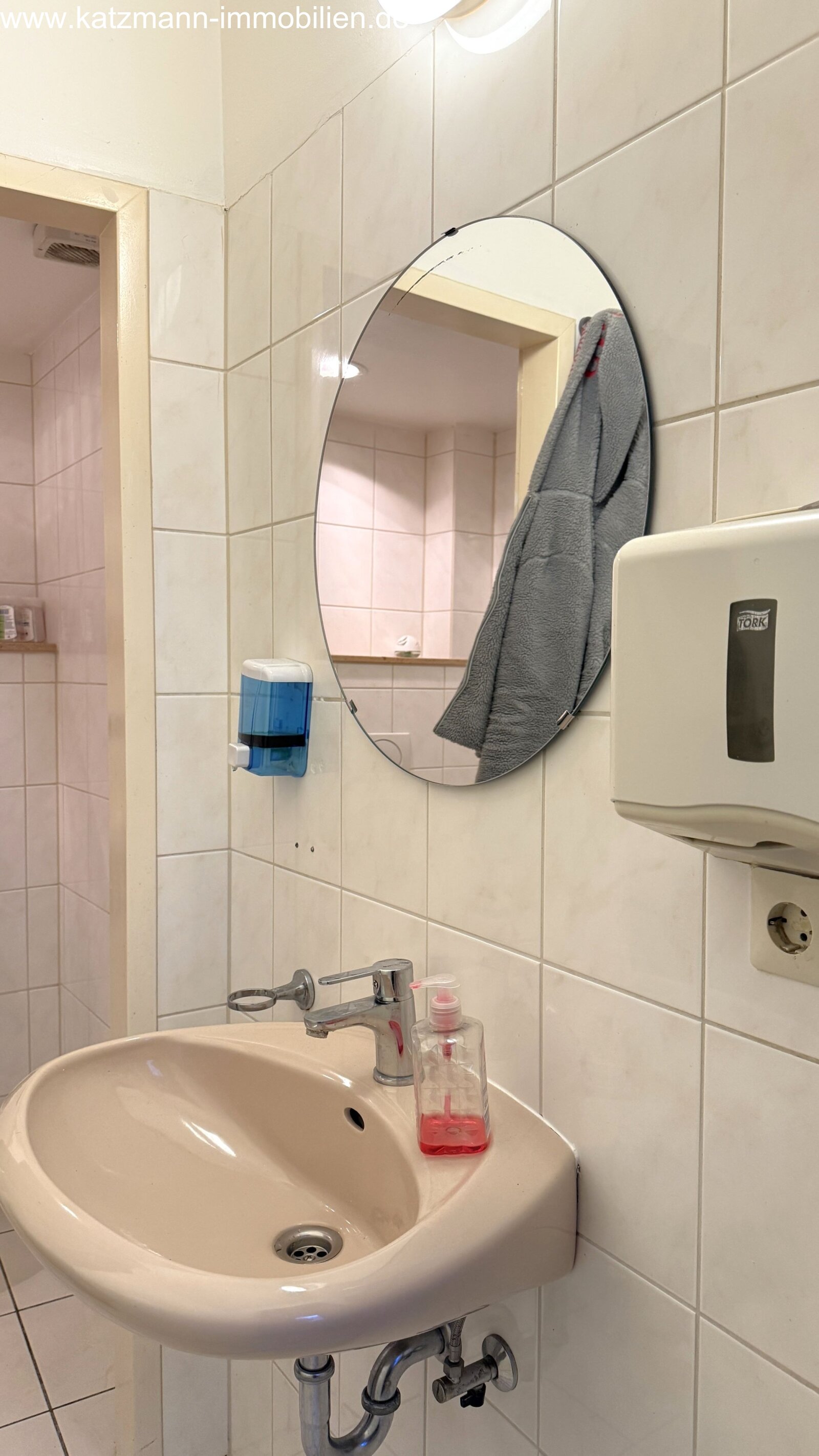 Wohn- und Geschäftshaus mit 7 Wohneinheiten, 1 Gewerbeeinheit, 1 große und 1 kleine Halle in Zentrumnähe von Lechenich zu verkaufen