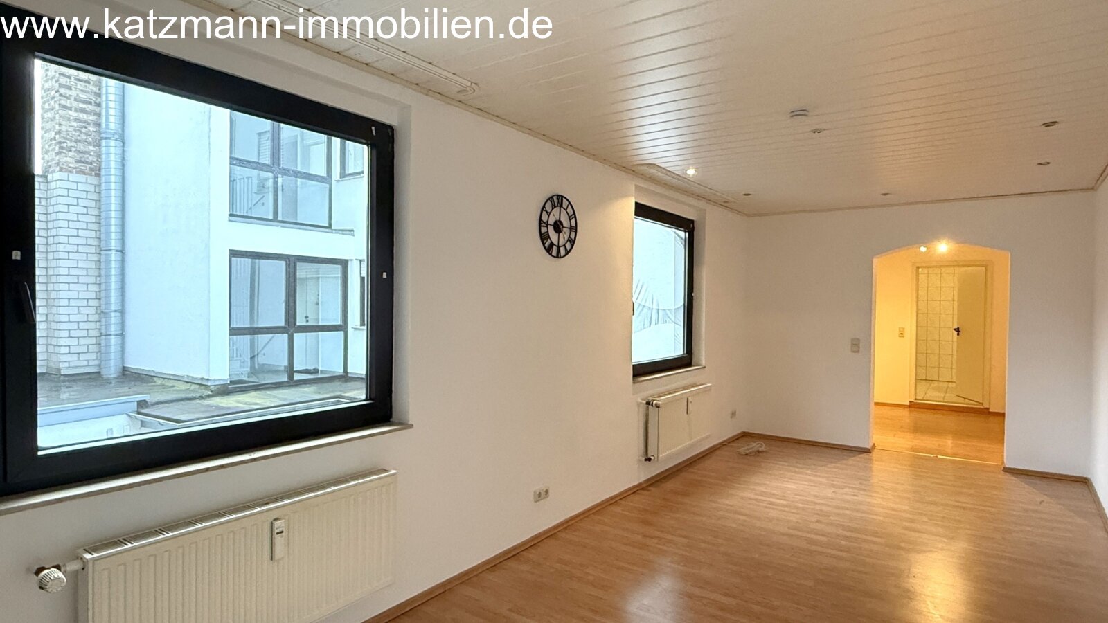 Wohn- und Geschäftshaus mit 7 Wohneinheiten, 1 Gewerbeeinheit, 1 große und 1 kleine Halle in Zentrumnähe von Lechenich zu verkaufen