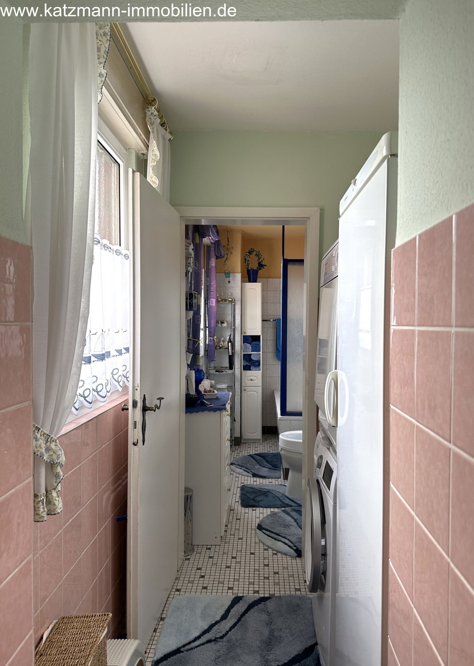 Mehrfamilienhaus + Garagen + 747 m² großes Grundstück zu verkaufen