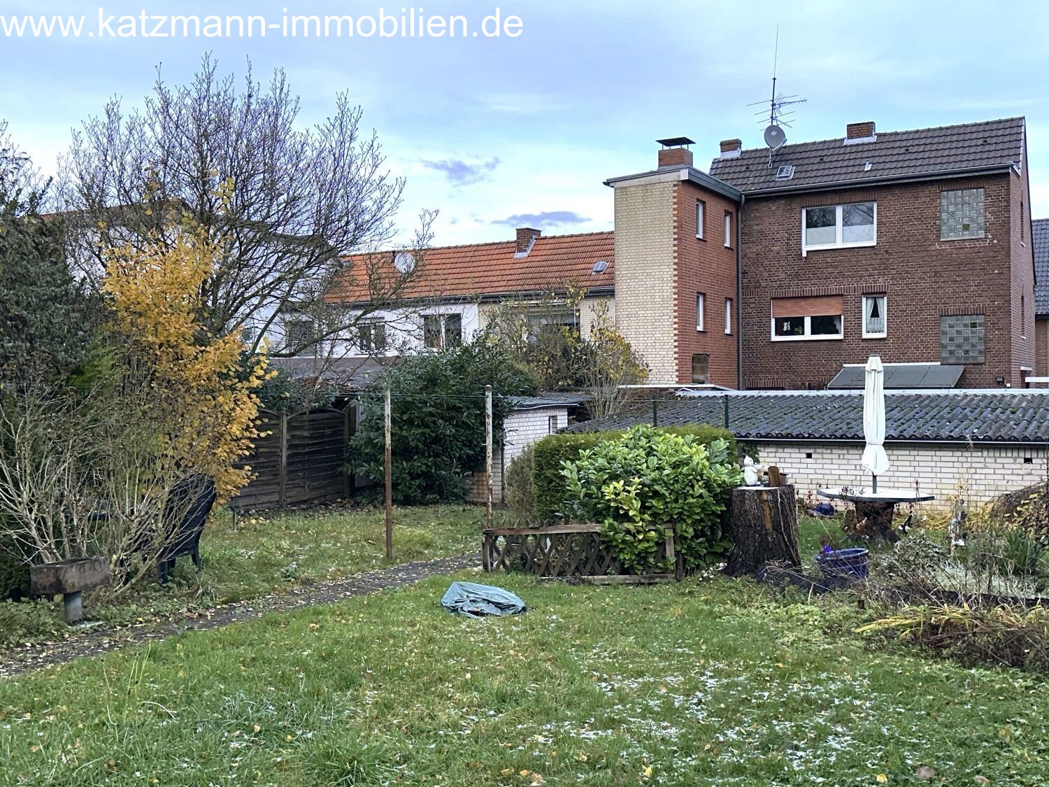 Wohn- und Geschäftshaus + Garagen + 1.186 m² großes Grundstück zu verkaufen