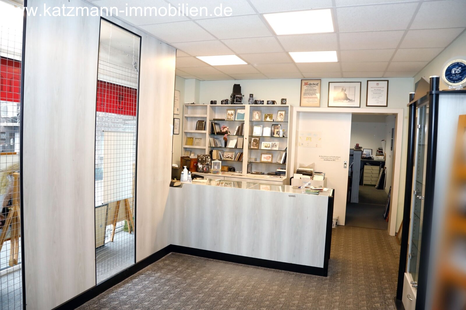 Wohn- und Geschäftshaus + Garagen + 1.186 m² großes Grundstück zu verkaufen