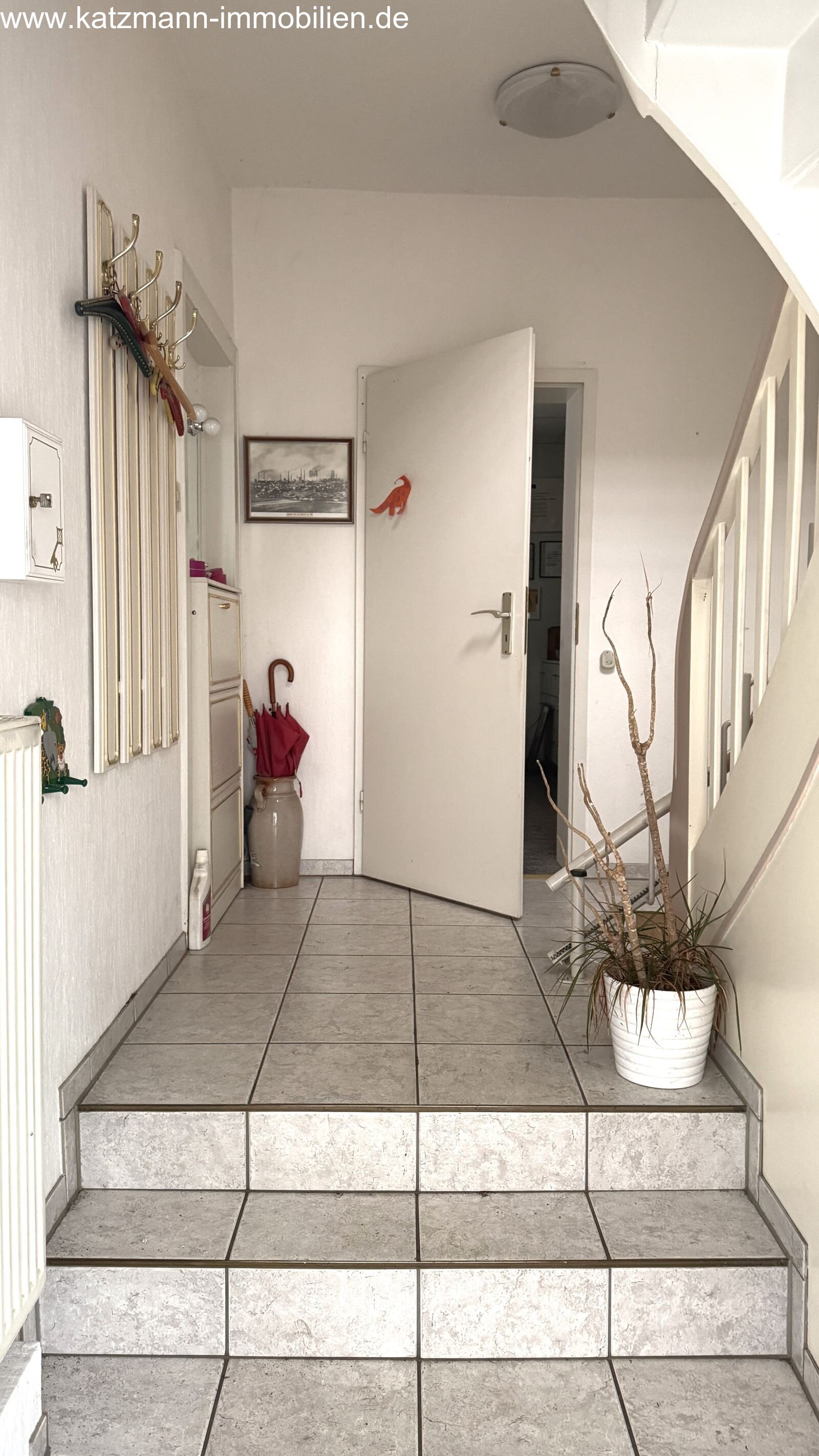 Wohn- und Geschäftshaus + Garagen + 1.186 m² großes Grundstück zu verkaufen