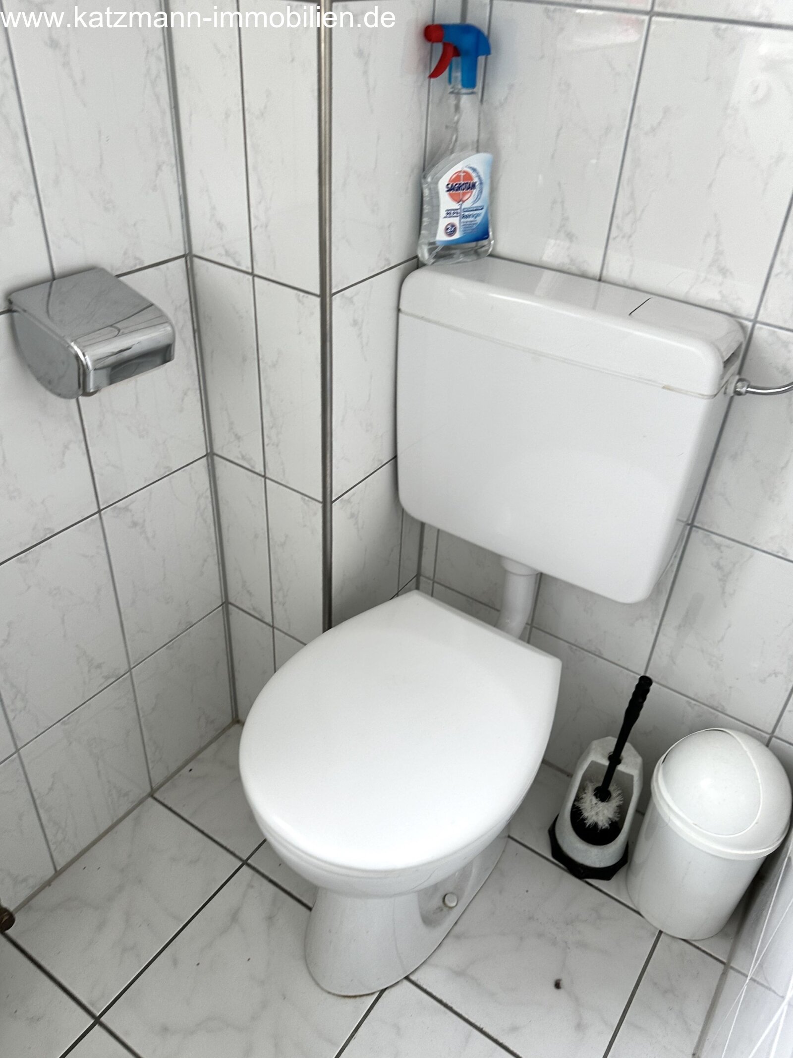 Wohn- und Geschäftshaus + Garagen + 1.186 m² großes Grundstück zu verkaufen