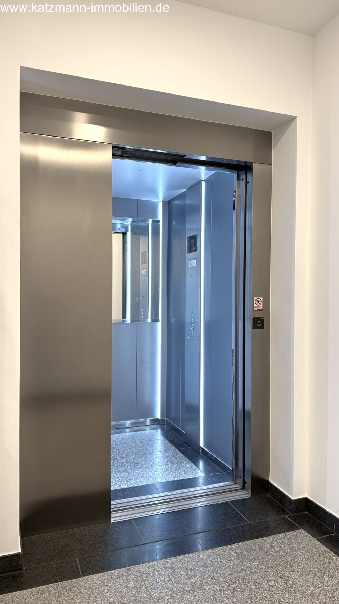 Exklusive Penthouse-Wohnung mit TG-Stellplatz zu vermieten – barrierefrei u. zentrumsnah