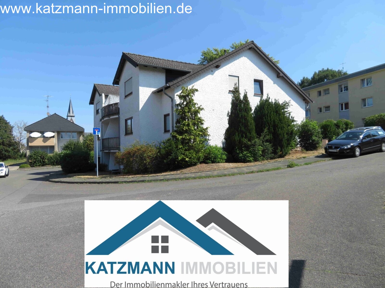 Helle 3-Zimmerwohnung im Dachgeschoss eines 7-Parteienhauses zu vermieten, Balkon, Stellplatz u. Kellerraum inklusive 