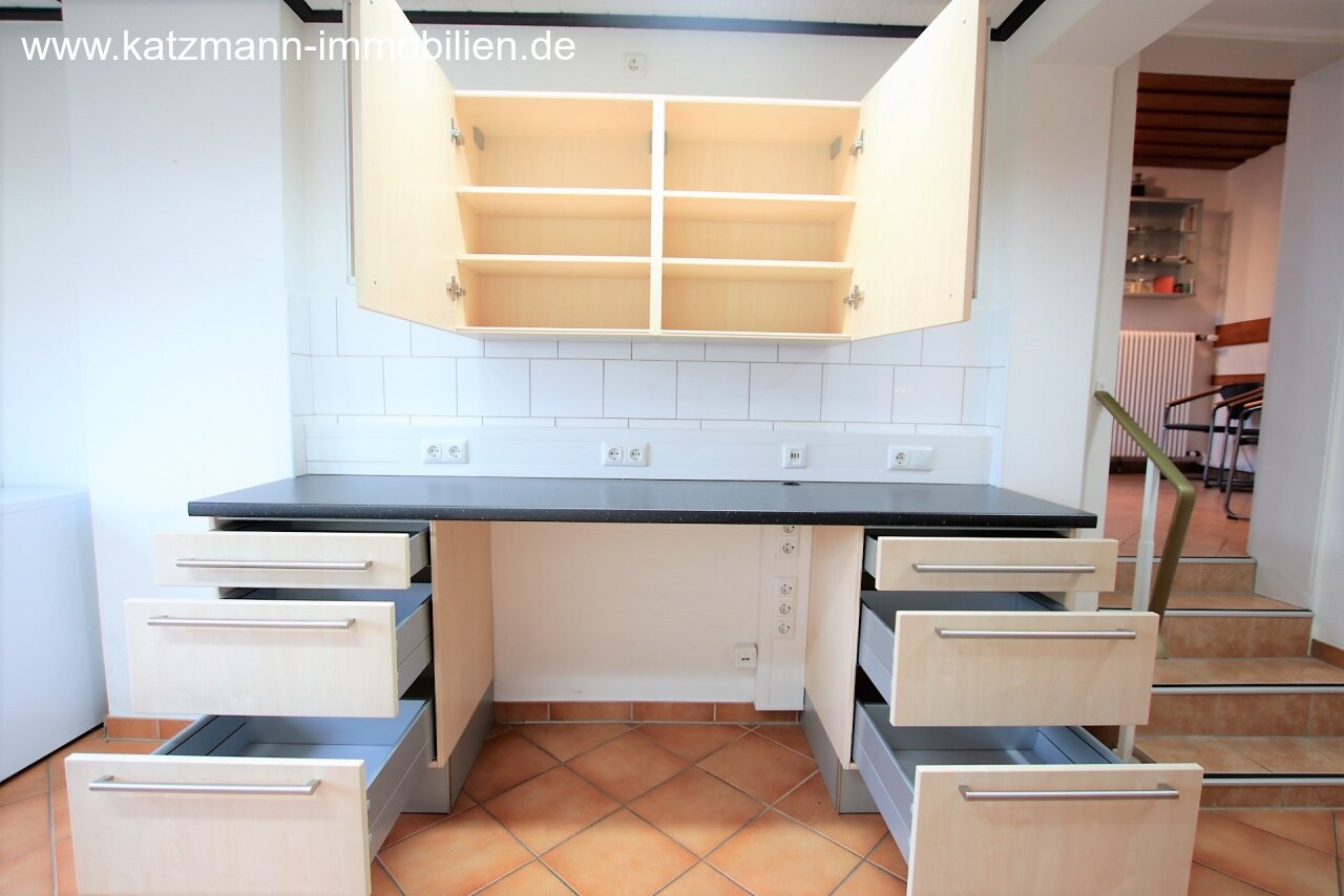 Eingerichtete Praxis und repräsentatives Wohnhaus im Ortskern zu verkaufen