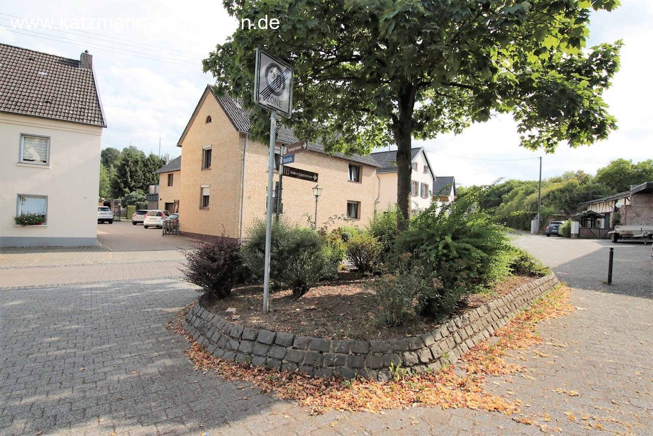 Eingerichtete Praxis und repräsentatives Wohnhaus im Ortskern zu verkaufen