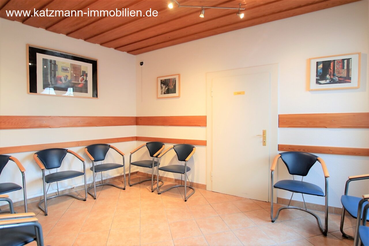 Eingerichtete Praxis und repräsentatives Wohnhaus im Ortskern zu verkaufen