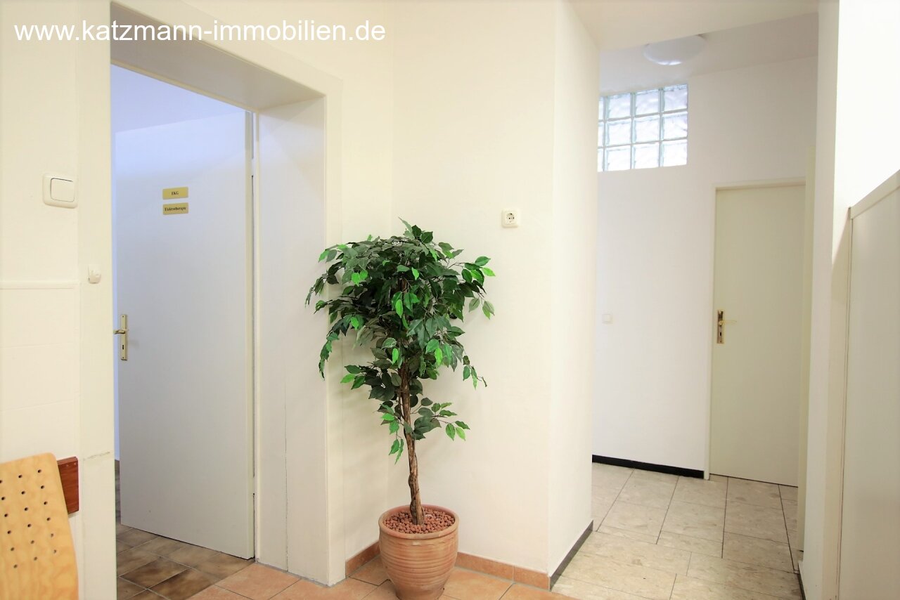 Eingerichtete Praxis und repräsentatives Wohnhaus im Ortskern zu verkaufen