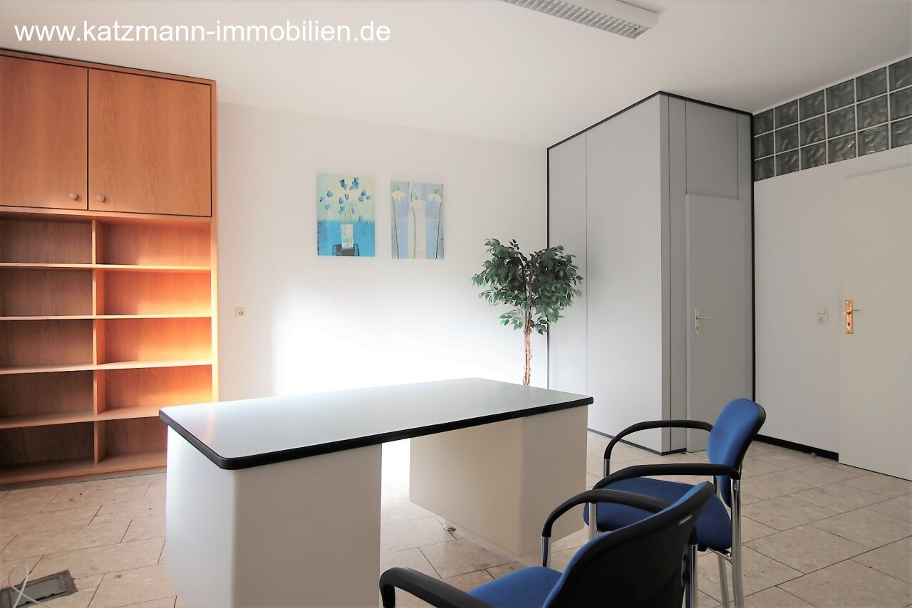 Eingerichtete Praxis und repräsentatives Wohnhaus im Ortskern zu verkaufen