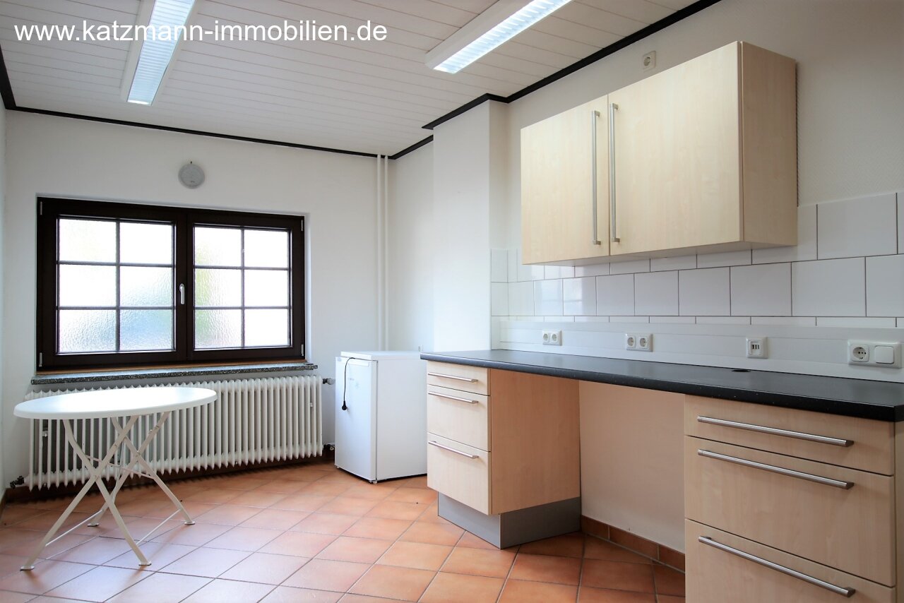 Eingerichtete Praxis und repräsentatives Wohnhaus im Ortskern zu verkaufen