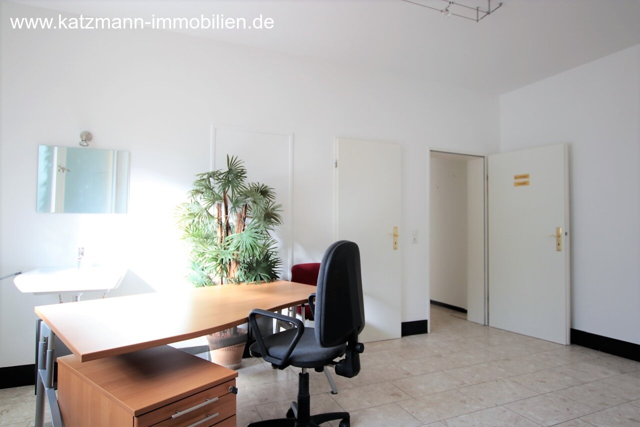 Eingerichtete Praxis und repräsentatives Wohnhaus im Ortskern zu verkaufen