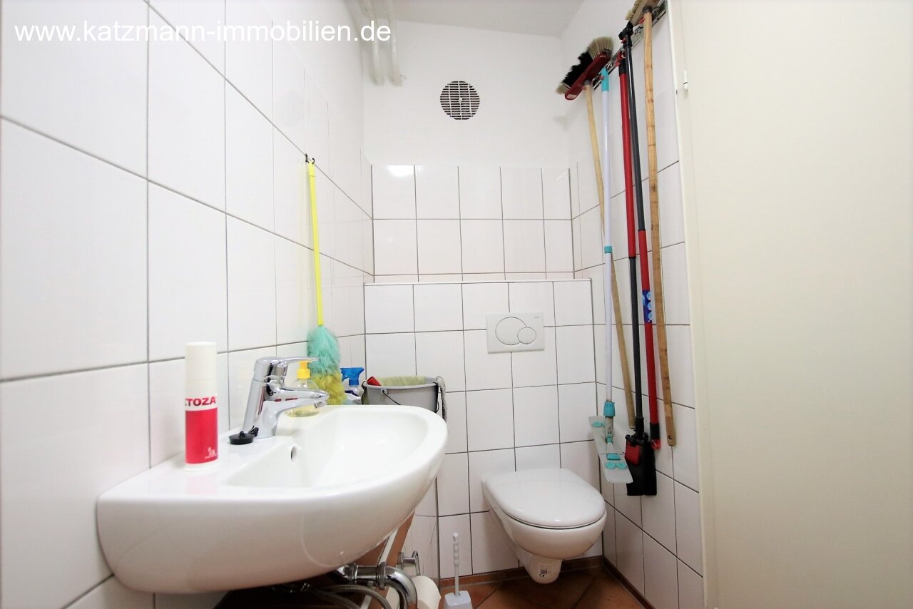 Eingerichtete Praxis und repräsentatives Wohnhaus im Ortskern zu verkaufen