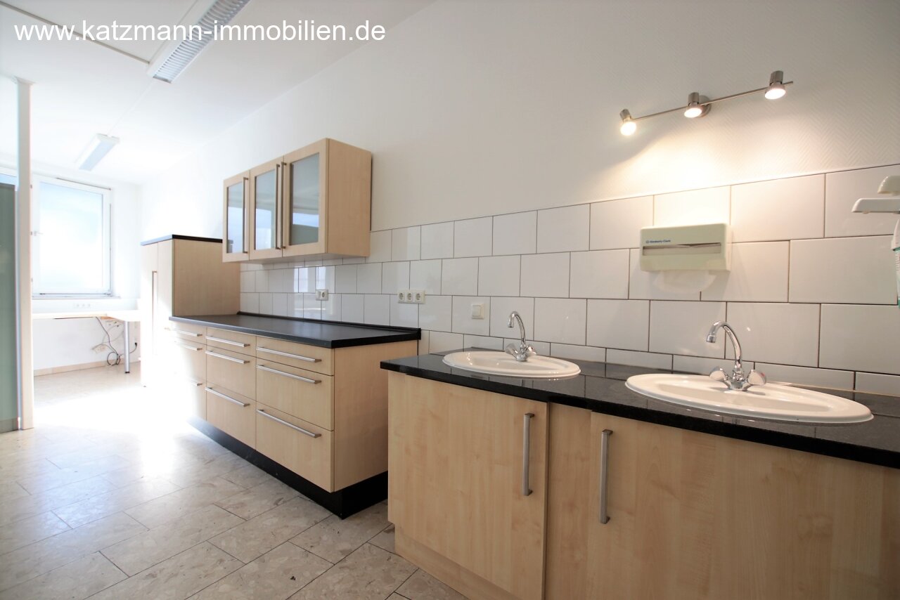 Eingerichtete Praxis und repräsentatives Wohnhaus im Ortskern zu verkaufen