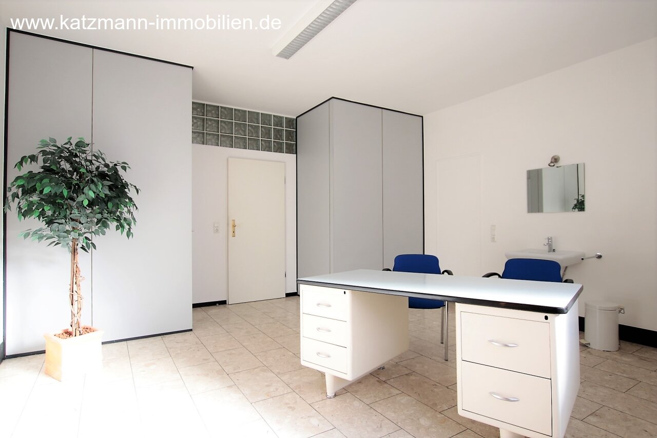 Eingerichtete Praxis und repräsentatives Wohnhaus im Ortskern zu verkaufen