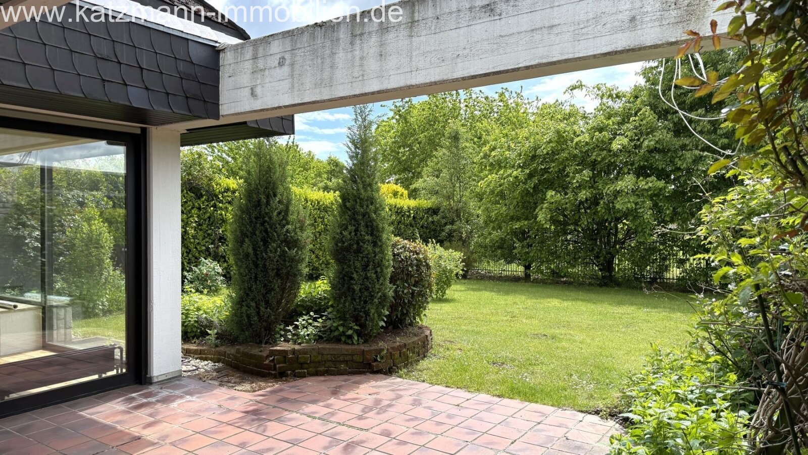 Helle Terrassenwohnung mit viel Platz (142 m² Wohn- u. Nutzfläche), Garten u. Garage inklusive