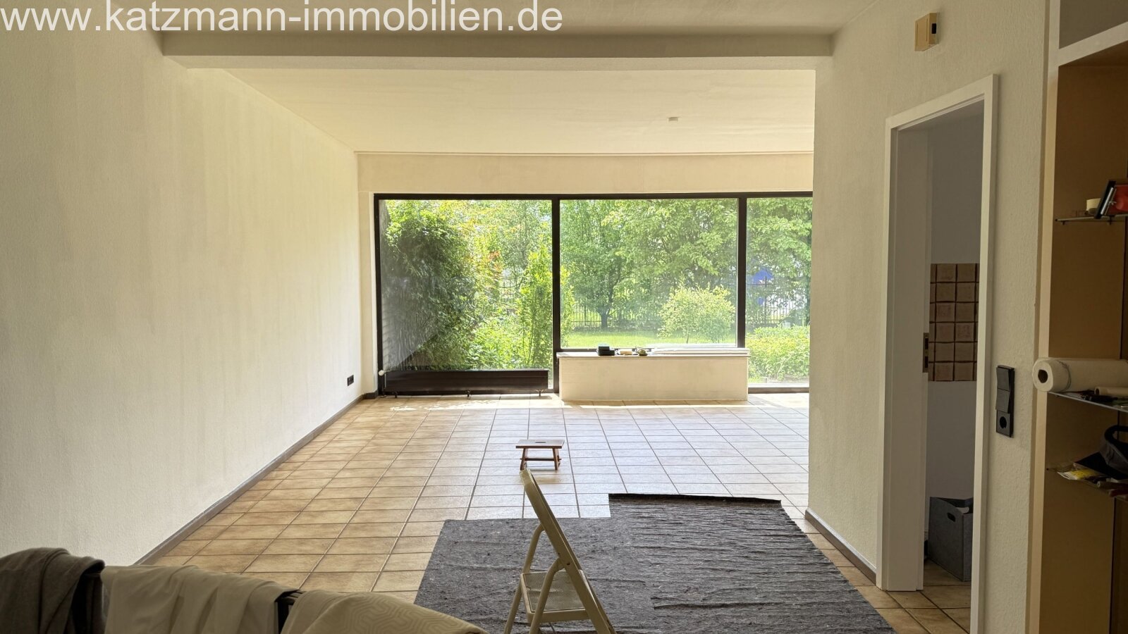 Helle Terrassenwohnung mit viel Platz (142 m² Wohn- u. Nutzfläche), Garten u. Garage inklusive
