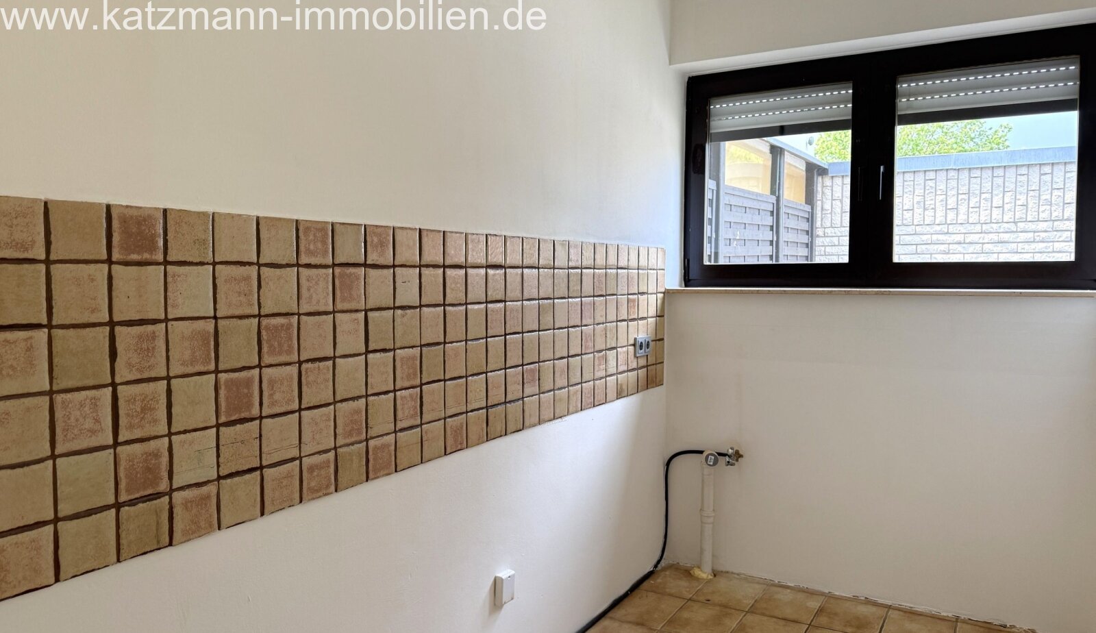 Helle Terrassenwohnung mit viel Platz (142 m² Wohn- u. Nutzfläche), Garten u. Garage inklusive