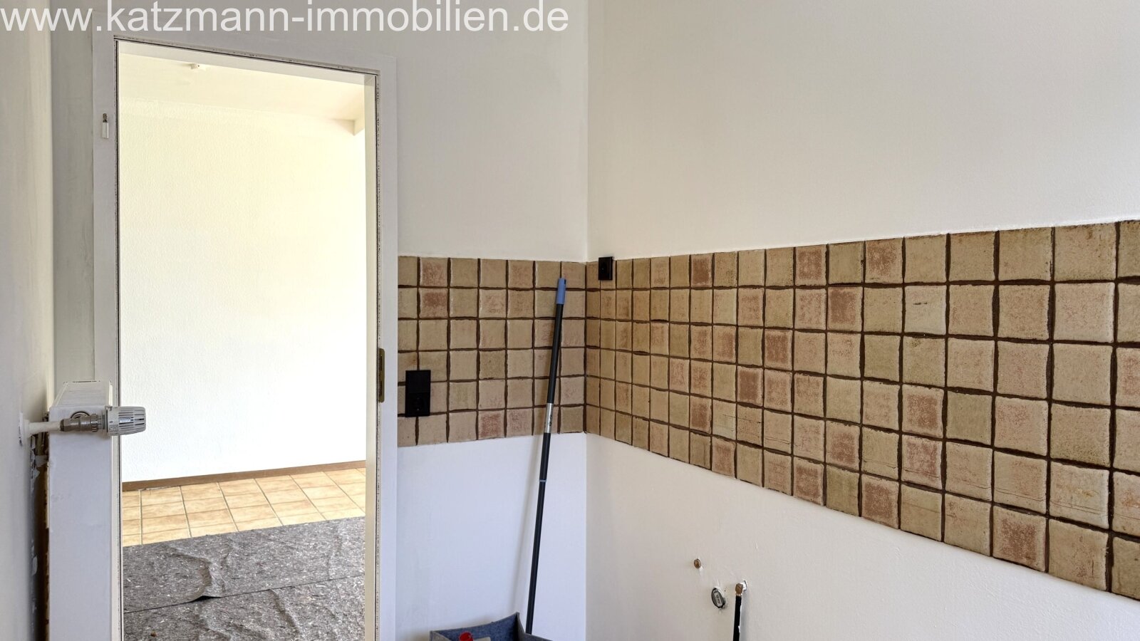 Helle Terrassenwohnung mit viel Platz (142 m² Wohn- u. Nutzfläche), Garten u. Garage inklusive