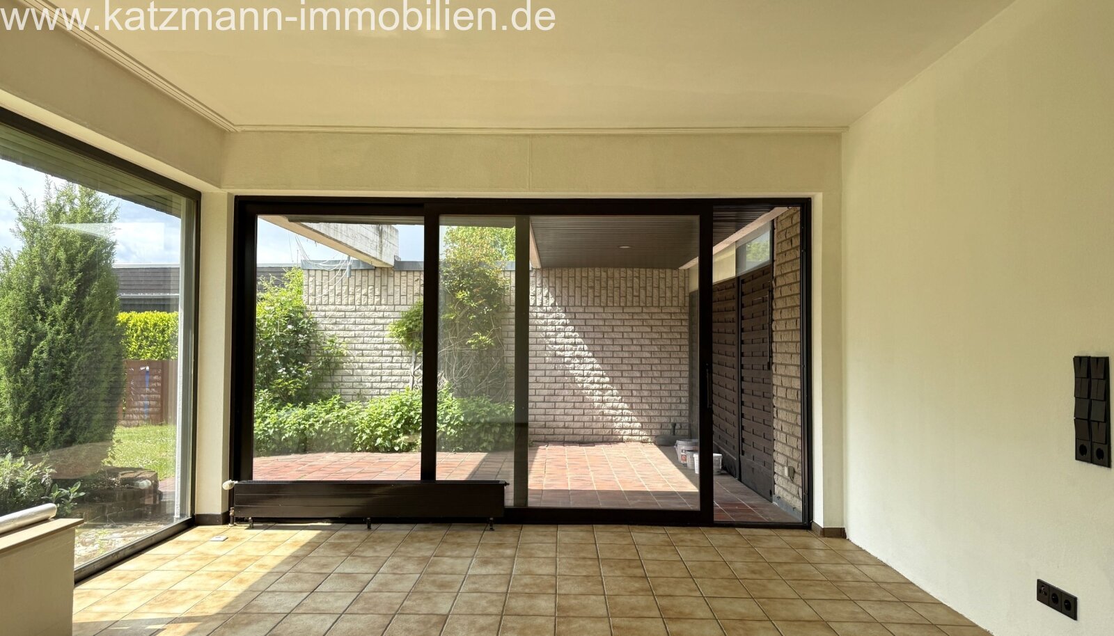 Helle Terrassenwohnung mit viel Platz (142 m² Wohn- u. Nutzfläche), Garten u. Garage inklusive